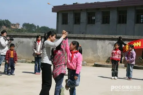 泉州市永春乌石铺小学在一个非常贫脊的地方,小孩子大冬天还赤脚上课