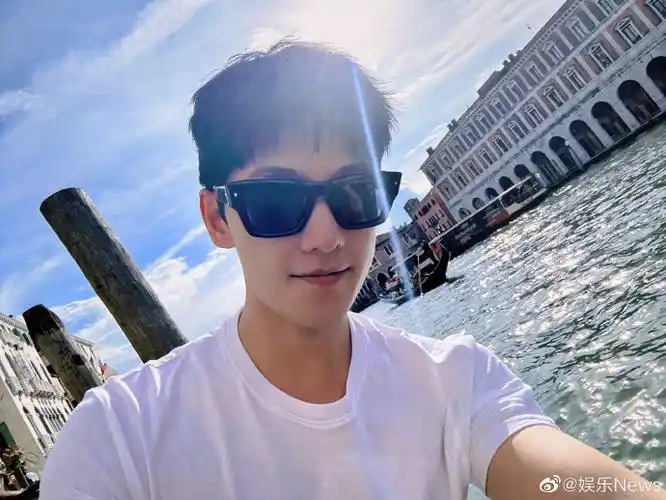 杨洋意大利随拍#杨洋在意大利发了自拍,阳光帅气