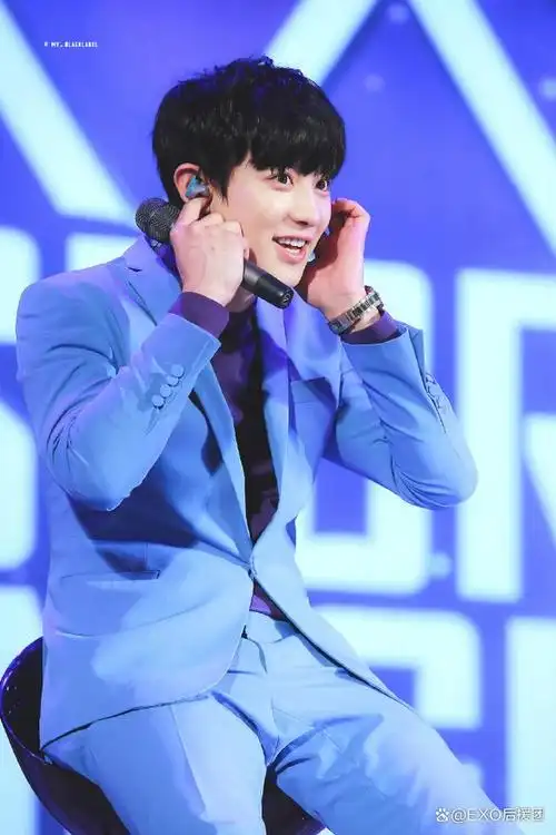 朴灿烈穿蓝色西装尽显优雅个性,剪裁得体勾勒挺拔身姿