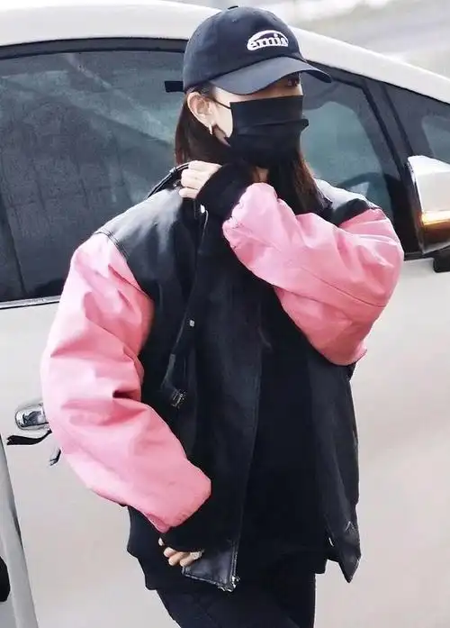 杨幂粉黑棒球服休闲又美丽,网友直呼:不愧是穿搭女神