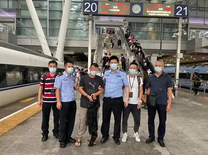 图为移民管理警察押解犯罪嫌疑人归案.