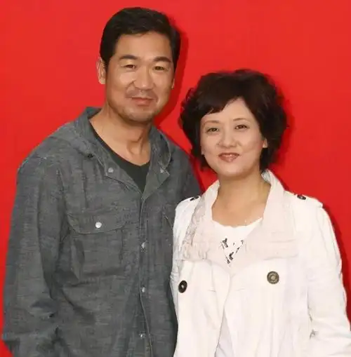 63岁邓婕前夫,离婚36年身家上亿,再谈邓婕直言:她自作自受_腾讯新闻