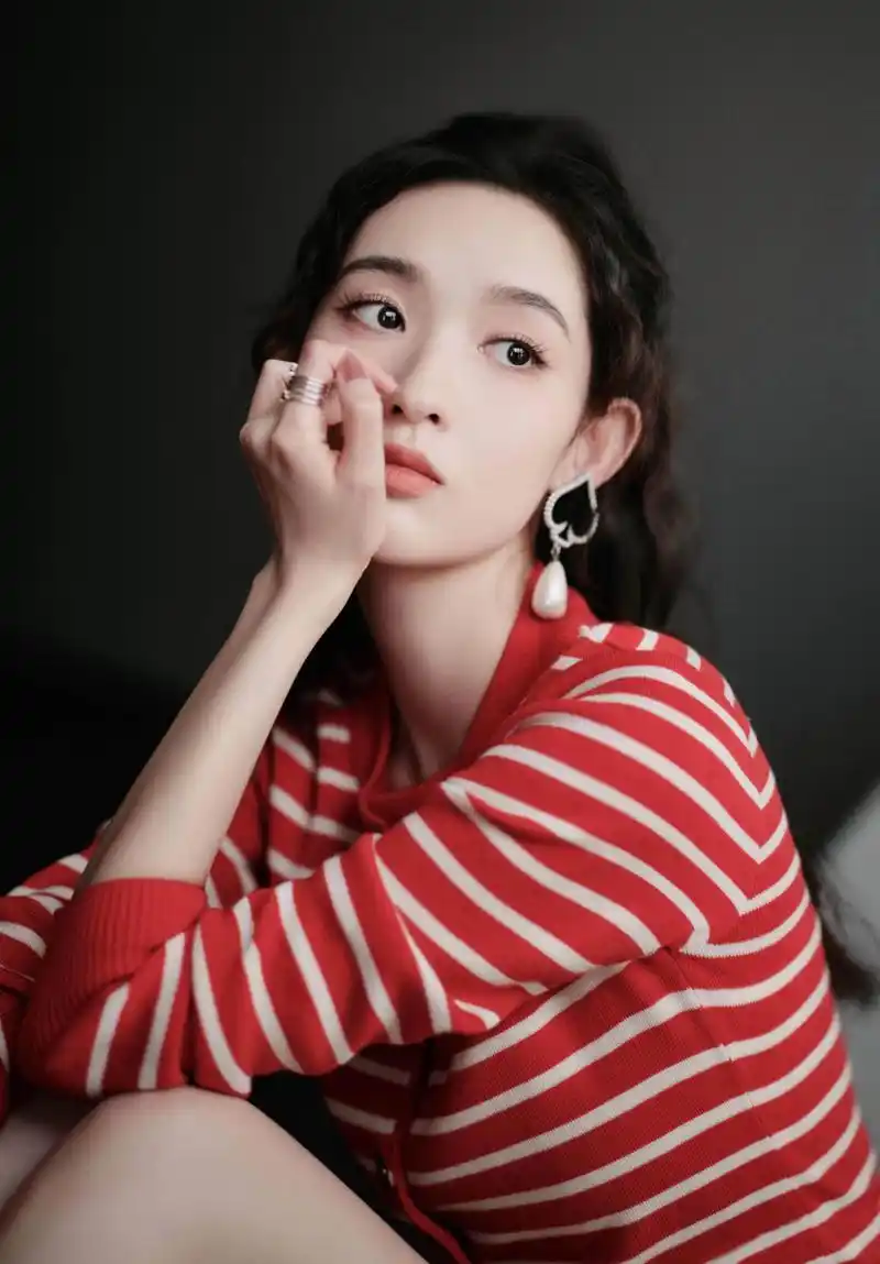 王玉雯轻松驾驭全红色系穿搭,俏皮又不失温柔, 主打就是一个明媚和亮