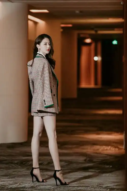 黄梦莹去看时装秀,把西装披在肩上,脚踏细高跟气场可大了!