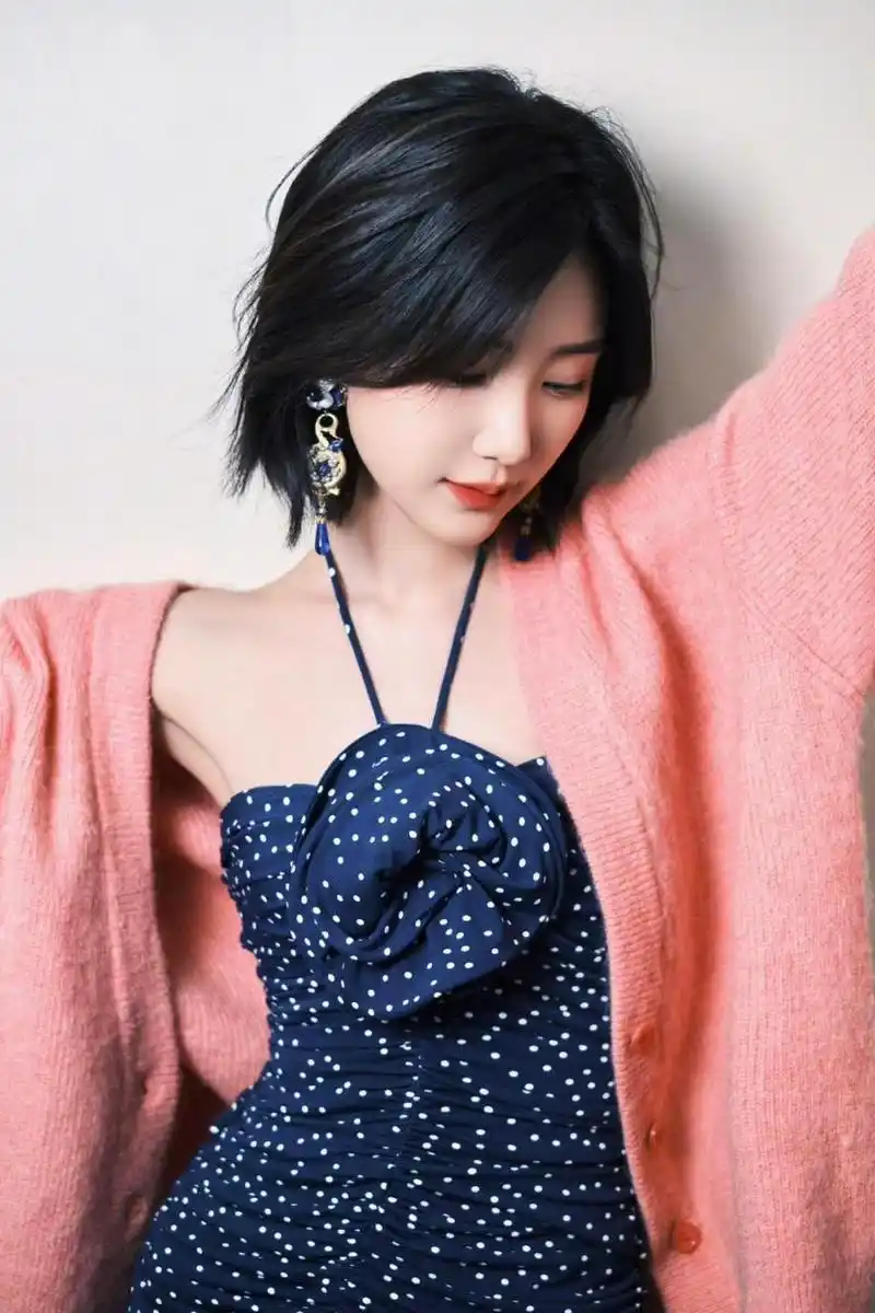 毛晓彤调皮短发,少女心粉色外套穿搭