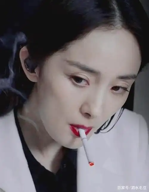 杨幂女总裁造型曝光,抽烟动作娴熟似"老手",首次颠覆往日形象