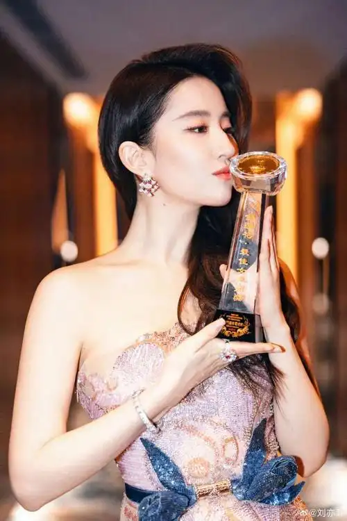 刘亦菲:我不怀念煤老板们|杨幂|杨颖|娱乐圈|李易峰|李冰冰_网易订阅