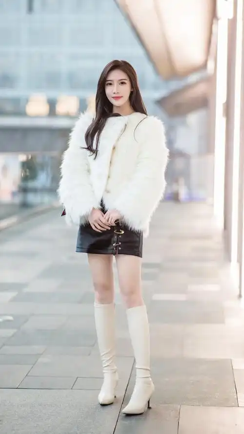 爱美的女生冬天穿裙子,喜欢搭配一双高筒靴,保暖显腿长还提气质_美女