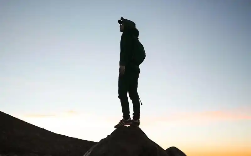 回车桌面>电脑壁纸>摄影>时光记忆>你说孤独的人应该有伤悲>