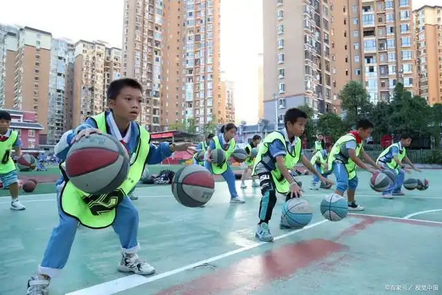 篮球和足球哪个更适合小学生?不要你来选,孩子喜欢才叫适合