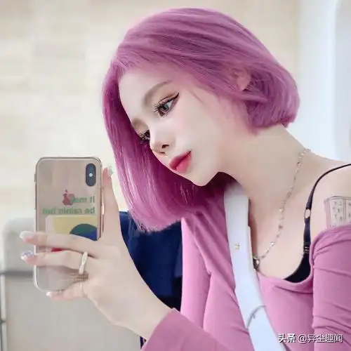 拥有一头俏丽短发的她,时不时就会染上不同的发色,像是金发,粉色头发