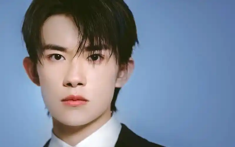 清新俊逸少年易烊千玺西装写真