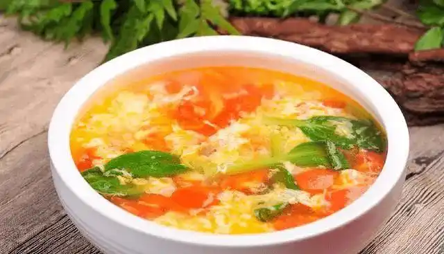 西红柿蛋汤超好吃的做法,掌握这技巧,蛋花漂亮,味道鲜美!_青菜