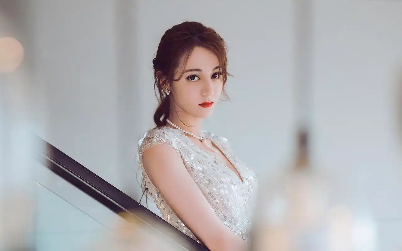 迪丽热巴优雅性感高清桌面壁纸