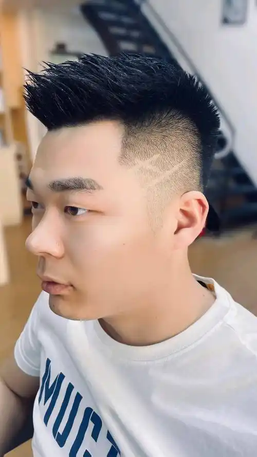 百变帅气的夏日发型,简单还有型,很多男士都在剪_头发_时尚_造型