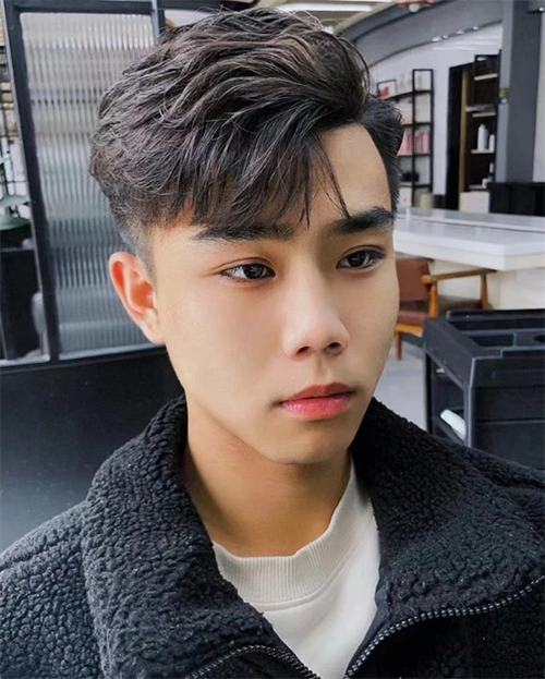 李现的背头也超级有个性,纹理感蓬松设计非常清爽阳光.