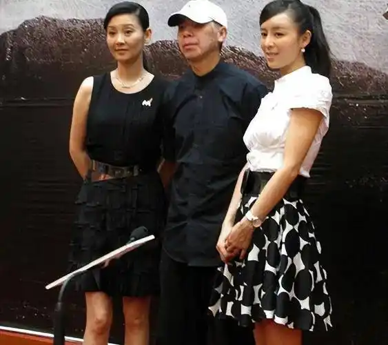 徐帆和蒋雯丽等一行人商量,决定给张静初点颜色看看.