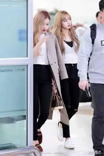 从图上目测朴彩英目前的身高?