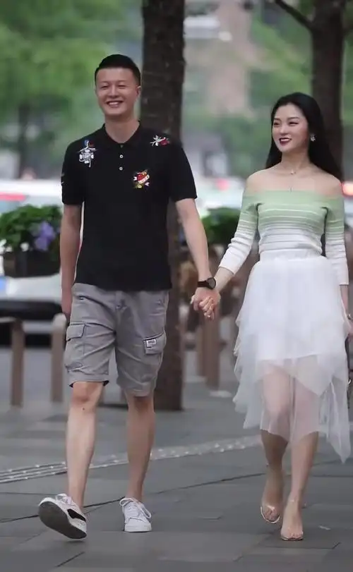 像是前一段时间特别火的仙女裙,也就成为了很多女生出门必备的裙子