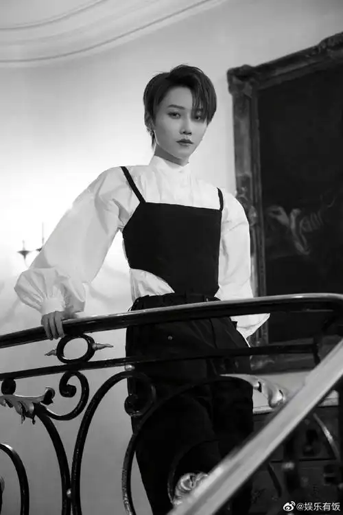 组图:刘雨昕巴黎时装周看秀造型 白衬衫搭配黑马甲法式骑士风