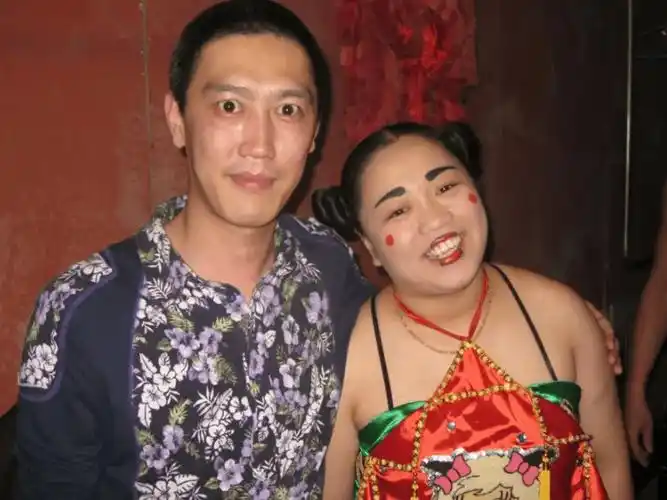 原创二人转演员小黄飞跳槽外站账号仅50万粉丝直播突破1万人气