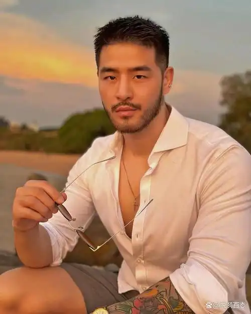 大胡子的肌肉型男身材练得超级棒隔着屏幕都能感受到荷尔蒙