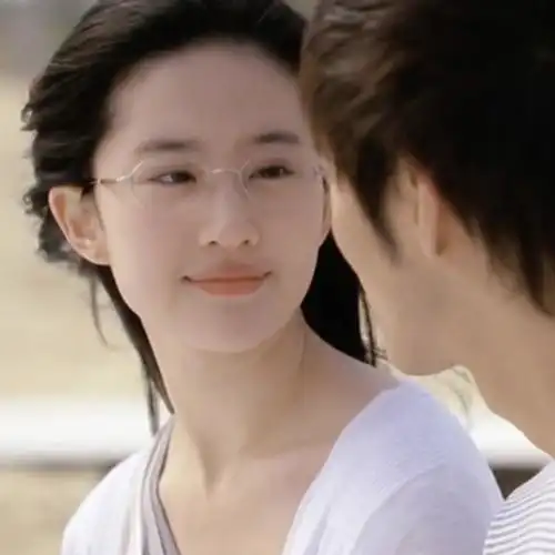 刘亦菲素颜仿妆出处恋爱通告