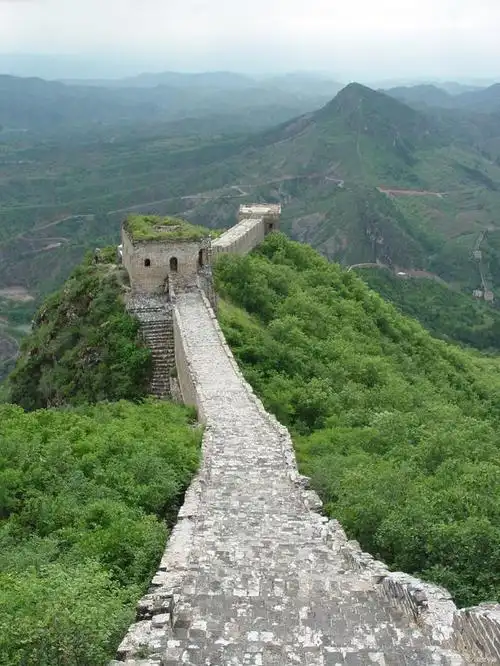 八达岭长城,位于中国北京市延庆区,是著名的旅游景点之一,也是世界