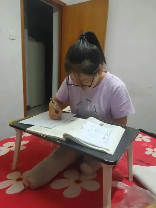 宁县高位截肢女孩的坚强求学路