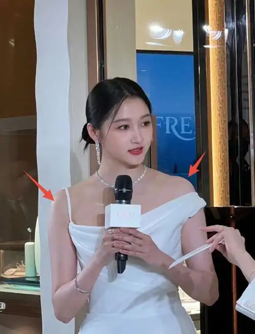 怀孕了关晓彤活动生图曝光身型臃肿变胖很多小腹隆起很明显