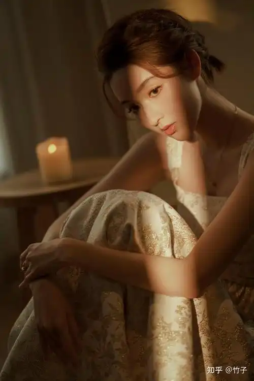王玉雯最新美照分享,白金小伞裙在光影中优雅明朗,王玉雯好美!