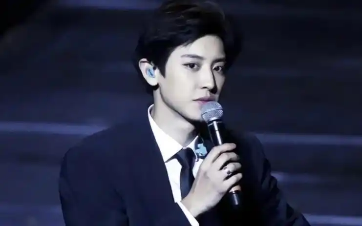 没有人可以拒绝穿西装的朴灿烈