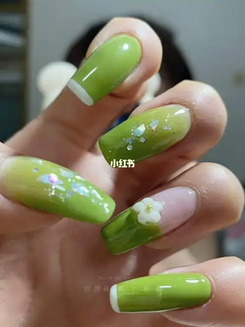 我要热烈而自在  #春夏美甲配色  #显白绿色美甲