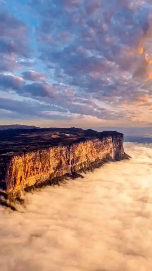最美的风景#世界上最平的山-罗赖马山,山顶就是平原!
