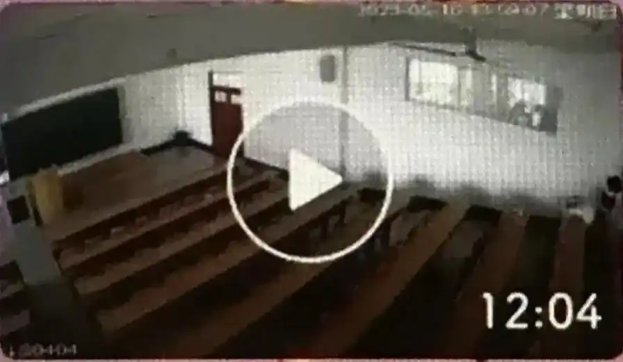 太奔放!黑龙江两大学生在教室行不轨之事,结果被摄像头现场录播