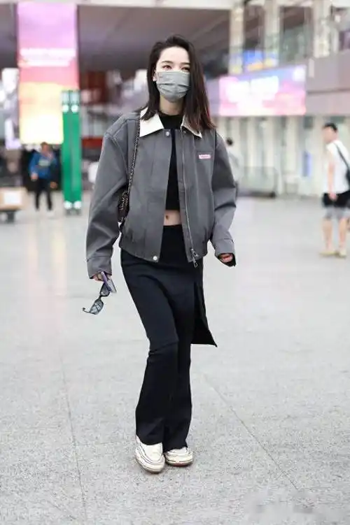 代斯现身北京机场,夹克配裙裤时尚有型