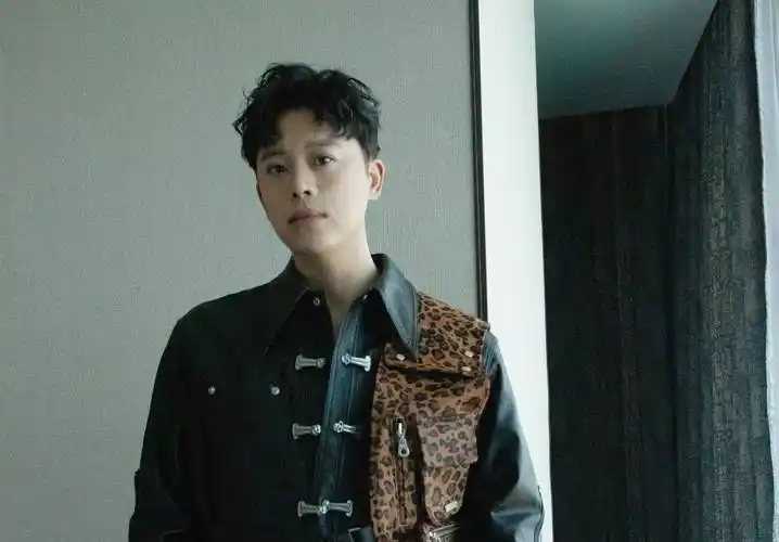 《闪光的乐队》开播,金润吉独特嗓音引关注_节目_音乐_声音