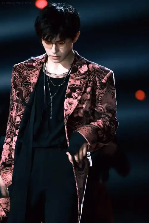 易烊千玺 限定玫瑰##回归爱豆身份的易烊千玺##立麦 插兜 花瓣雨