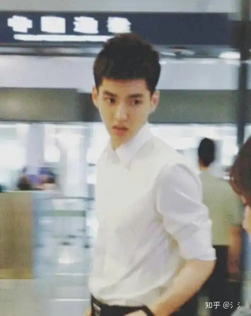 吴亦凡啊 虽然至今没有见过哥哥 但是想分享一只帅气满分的阿凡 这张