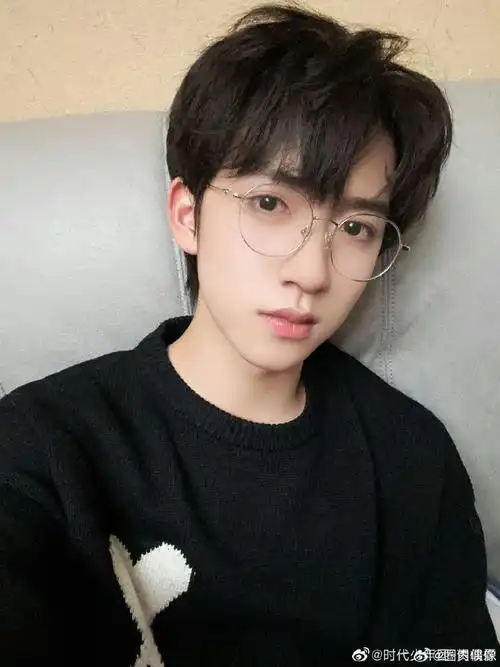 贺峻霖链条眼镜