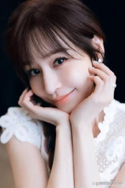 热搜头条:王心凌唱歌时吃到彩带,现场反应让网友直呼太可爱