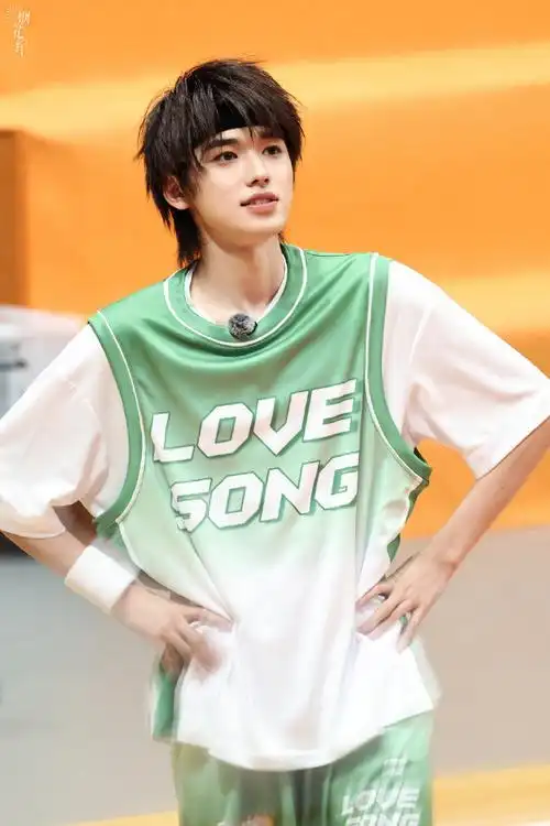 宋亚轩哪哪儿都好看,谁懂海胆头的含金量,申请加入篮球社,我来给宋学