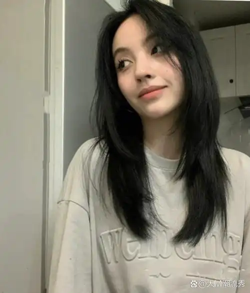 高层次感的长碎发 轻盈动感 非常修饰脸型与颧骨的一款发型 减龄显