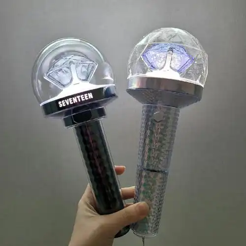 原来是韩国男子组合seventeen的官方应援棒,是一种在演唱会使用的荧光