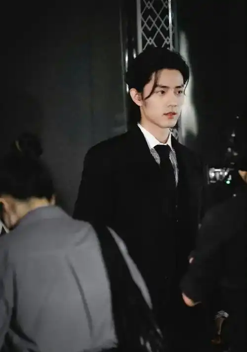 肖战西装狼尾大背头的造型真的太鲨人了吧!