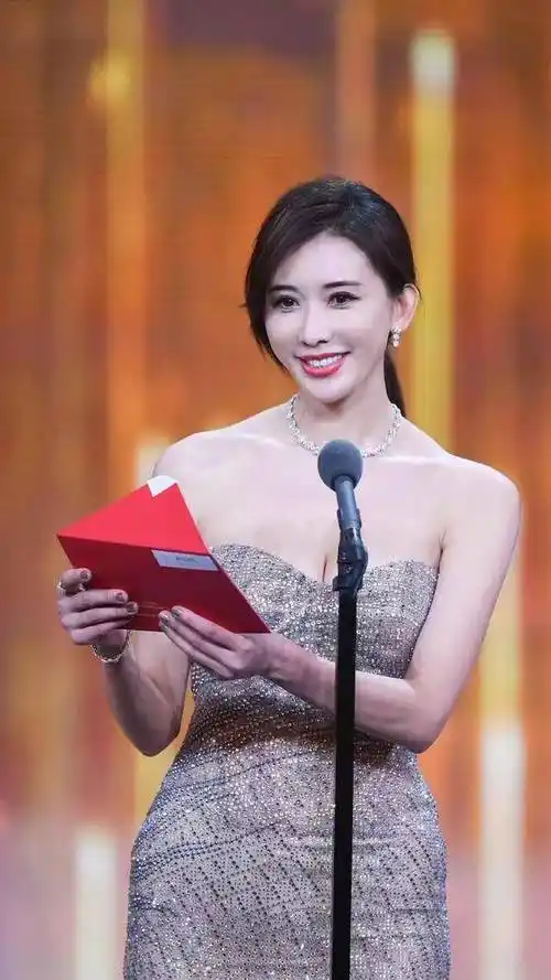 林志玲两次穿裙子的谜之操作,让家暴一词成为身上揭不掉的标签