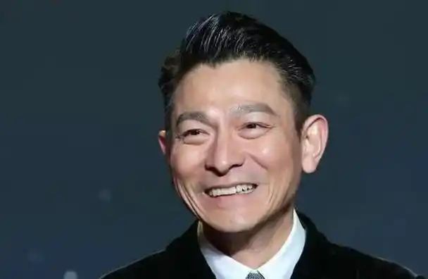 揭晓获奖影片时,葛大爷正翻阅颁奖词,刘德华又猝不及防地对葛优说"