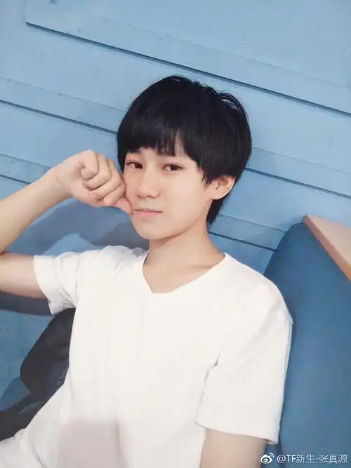 张真源凌厉的美感下颌线篇