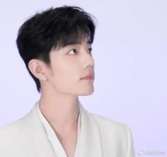 肖战白西装回眸 好帅!