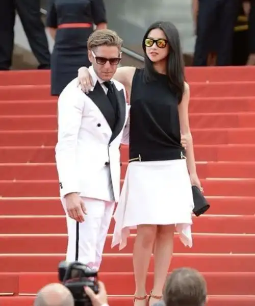 朱珠晒研究生毕业照,老公女儿飞往法国拍全家福,父母也到场见证|演员